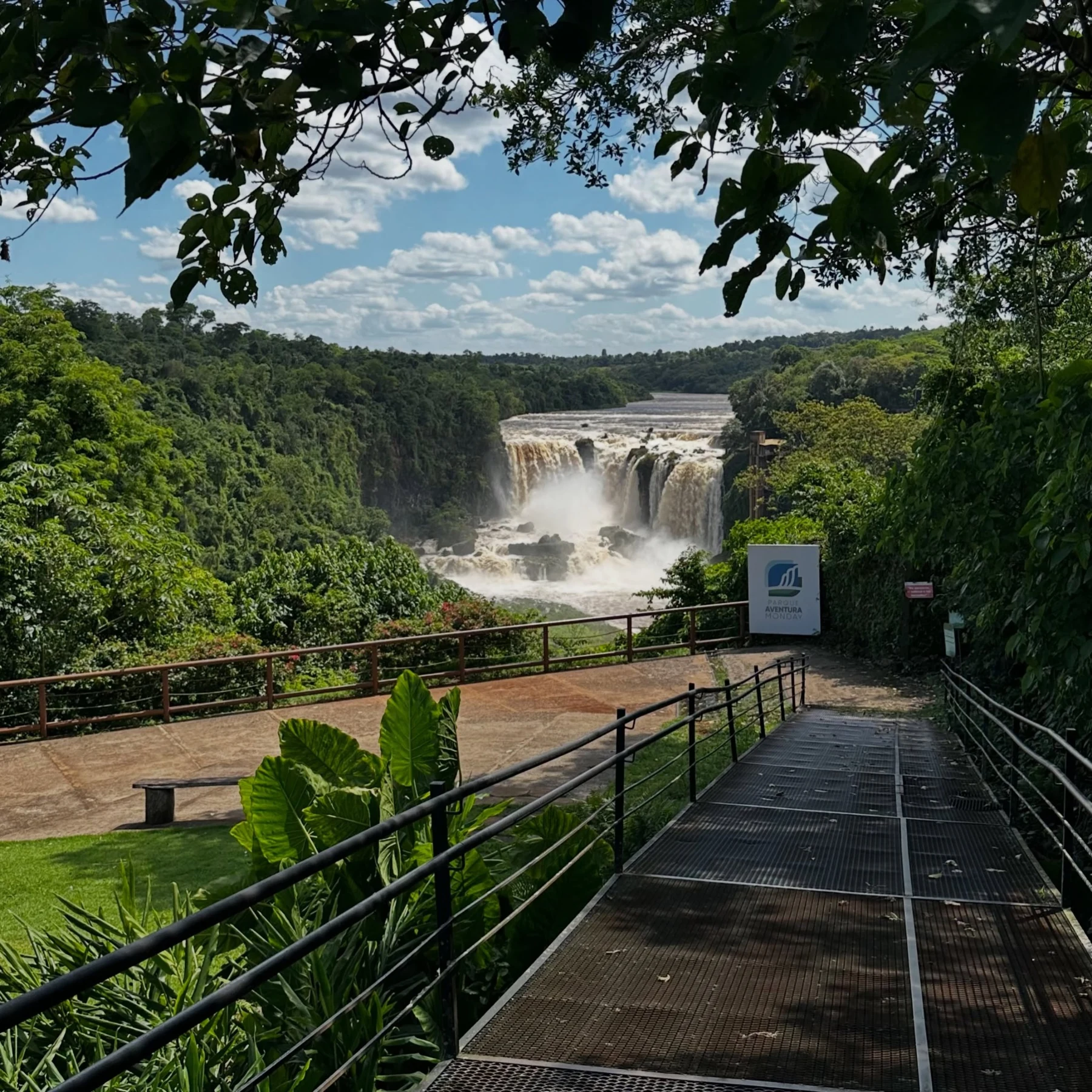 Vista dos Saltos del Monday entre a vegetação