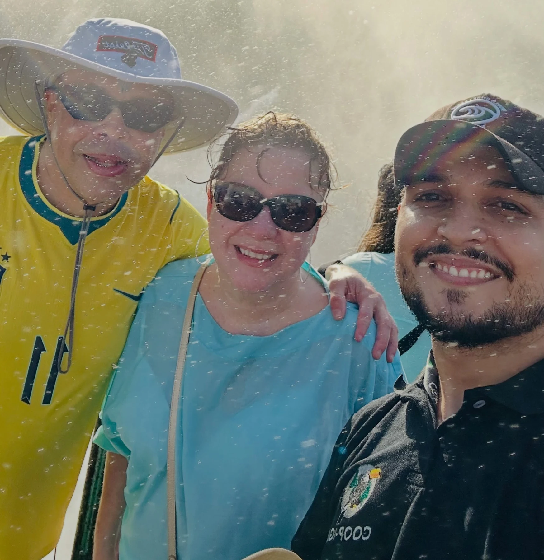 Viajantes sorrindo em passeio nas Cataratas